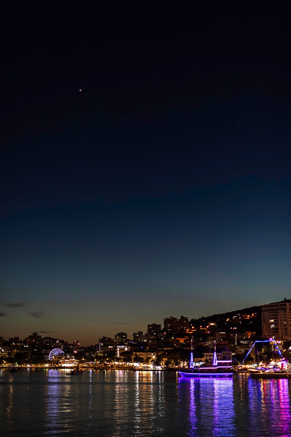Saranda Hotels at Night<br />
