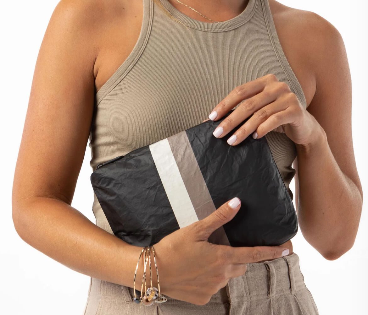 Mid pouch for toiletries on travel days Mid pouch for toiletries on travel days